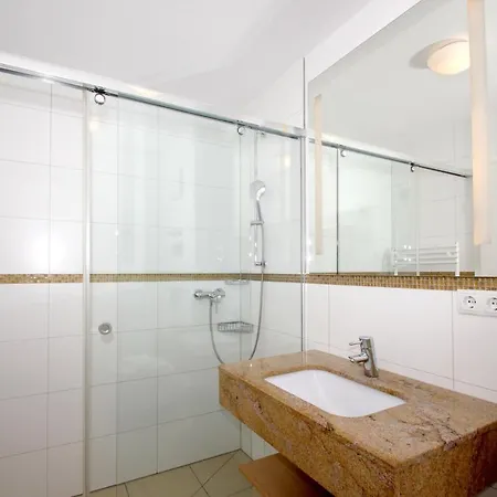 Strandnahe Mit Terrasse, Gratis Nutzung Vom Ahoi Erlebnisbad Und Sauna In Sellin - Rex Rugia 28-3 * Lobbe